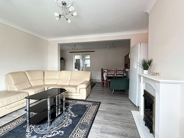 3 Bedroom Flat To Rent In Stoneleigh Avenue, Enfield, EN1
