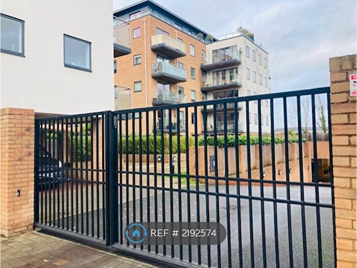 2 Bedroom Flat To Rent In Dorchester Mansions, Bracknell, RG12