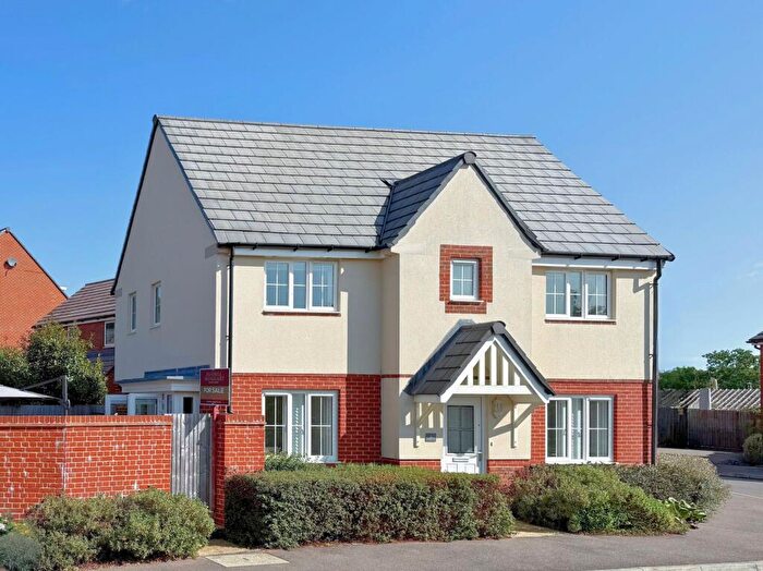 3 Bedroom Detached House For Sale In Thompson Drive, Storrington, RH20