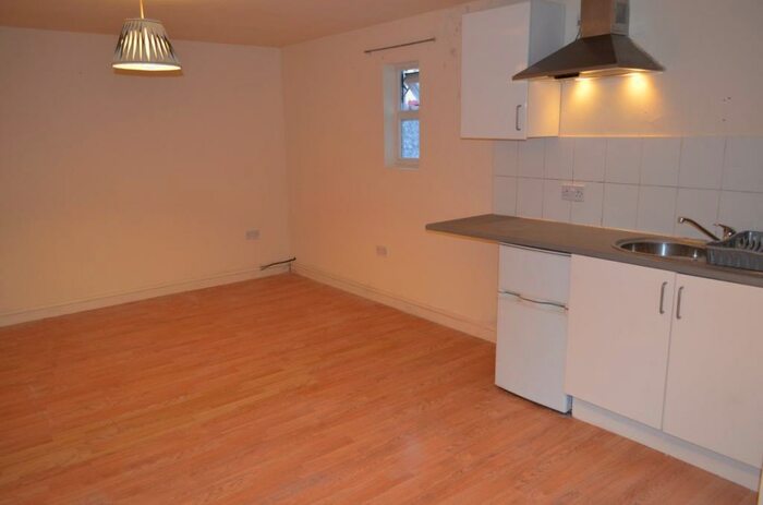 Flat To Rent In North Circular Road, Palmers Green, N13