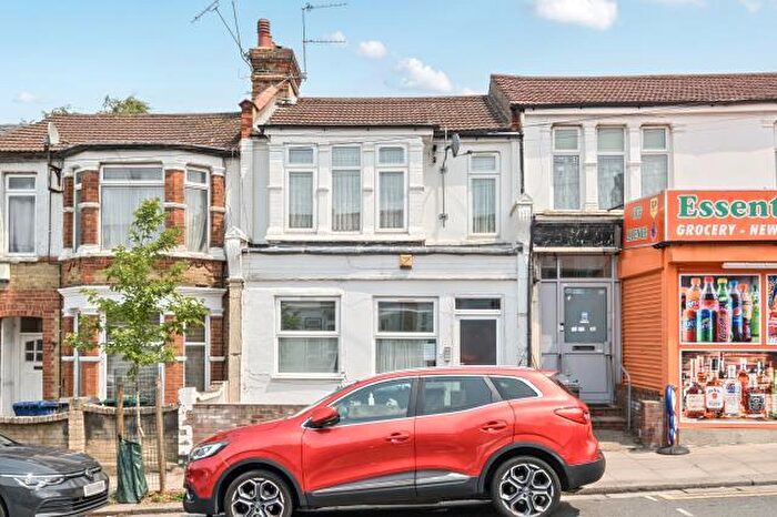 2 Bedroom Apartment For Sale In Long Lane, London, N3