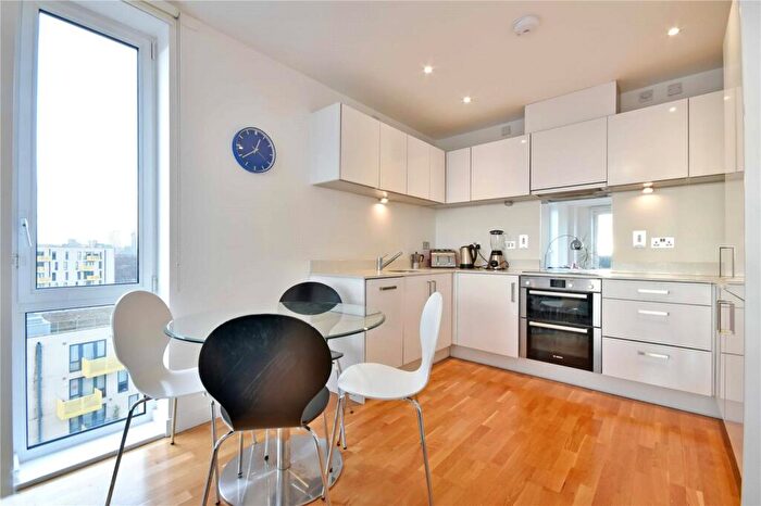 2 Bedroom Flat To Rent In Killick Way, Stepney Green, E1