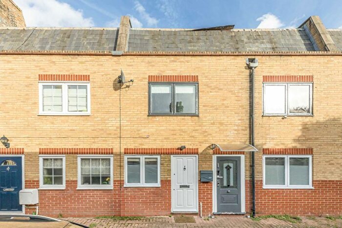 1 Bedroom Flat To Rent In Robert Burns Mews, London, SE24