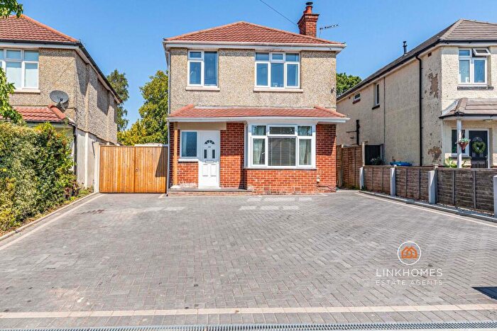 4 Bedroom Detached House For Sale In Hennings Park Road, Poole, BH15
