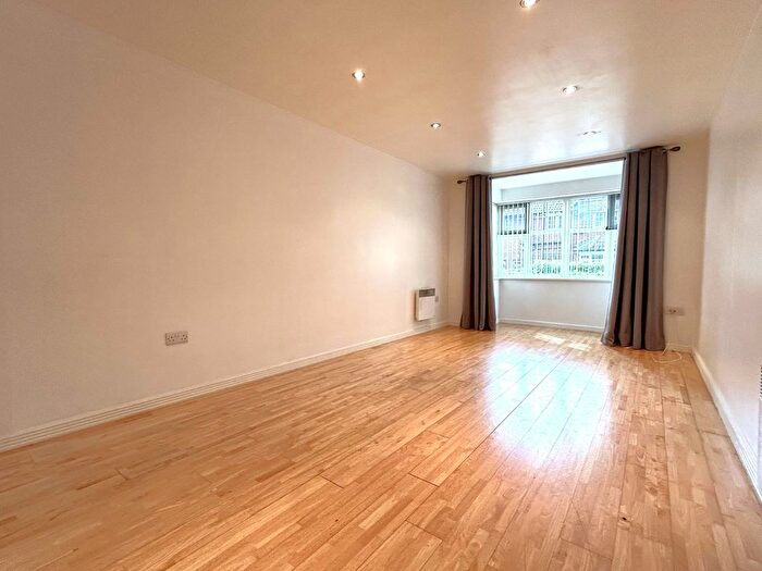 1 Bedroom Flat To Rent In While Road, Sutton Coldfield, West Midlands, B72