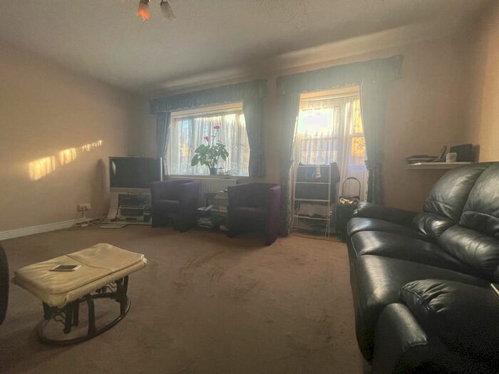 3 Bedroom Flat To Rent In Boston Manor Road, Brentford TW8