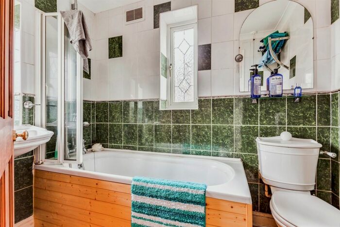 3 Bedroom Semi-Detached House For Sale In Woodland Close, Hall Green, Wakefield, WF4