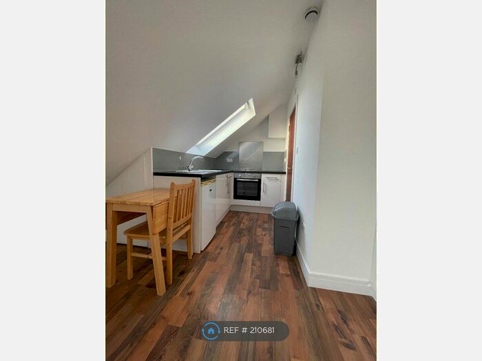 Studio To Rent In North Circular Road, London, N13