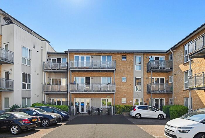 2 Bedroom Flat For Sale In Bridge Wharf, Chertsey, KT16