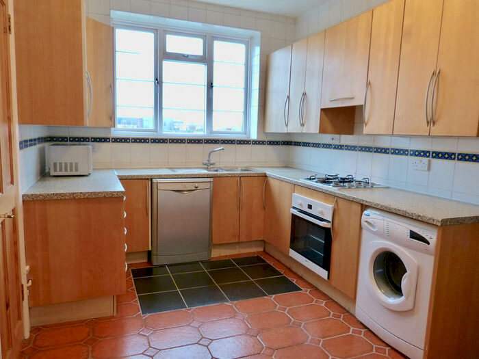 3 Bedroom Flat To Rent In Golders Green Road, London, NW11