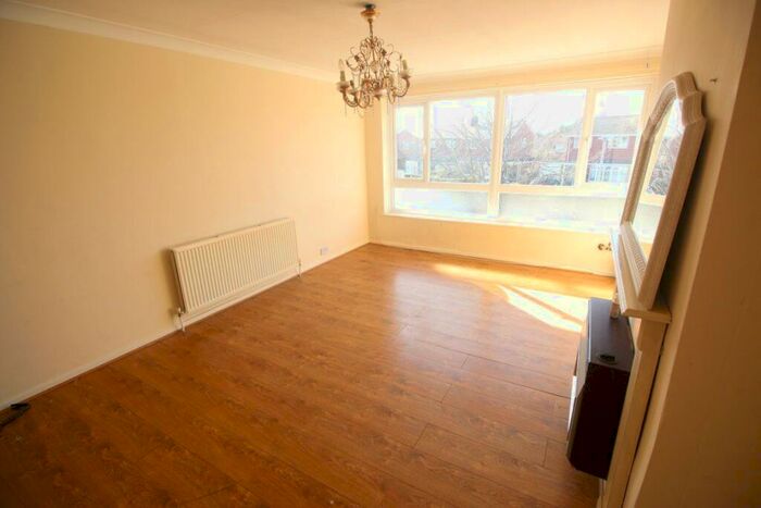 2 Bedroom Flat To Rent In Elsdon Avenue, Whitley Bay, NE25
