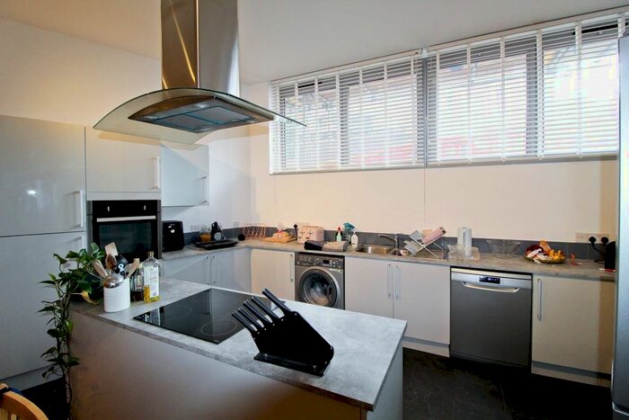 2 Bedroom Flat To Rent In Wick Lane, London, E3