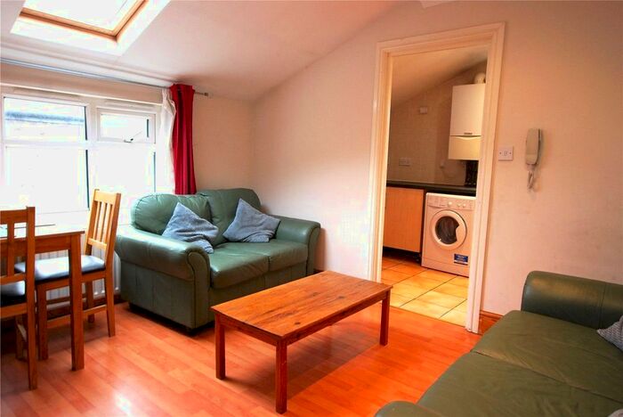 2 Bedroom Flat To Rent In Tooting Bec Road, Tooting Bec, London, SW17
