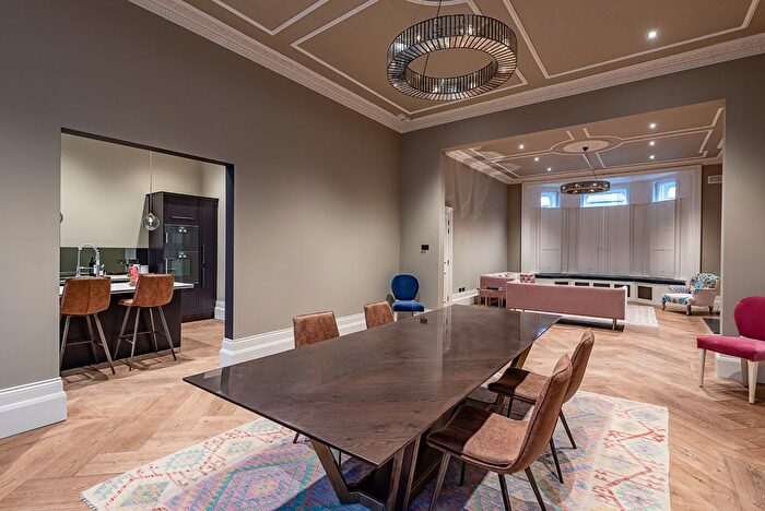 3 Bedroom Flat To Rent In Phillimore Place, London, W8