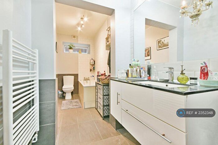 3 Bedroom Flat To Rent In Manor Park, London, SE13