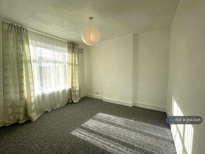 1 Bedroom Flat To Rent In Chingford, London, E4