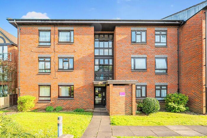 3 Bedroom Flat To Rent In Friern Park, North Finchley, London, N12