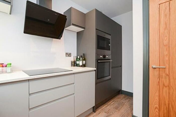 1 Bedroom Flat To Rent In Waverley Street, Nottingham, NG7