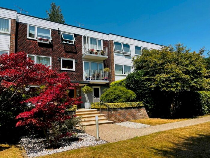 2 Bedroom Flat To Rent In Greenhill, Buckhurst Hill, Essex, IG9