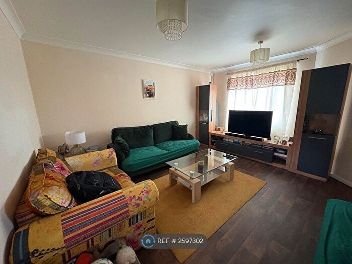 3 Bedroom Semi-Detached House To Rent In Bath Road, Kettering, NN16