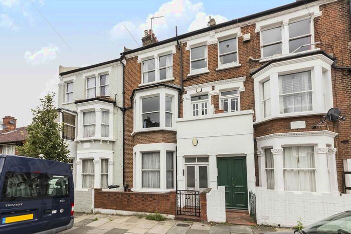 3 Bedroom Flat To Rent In Prideaux Road, London, SW9