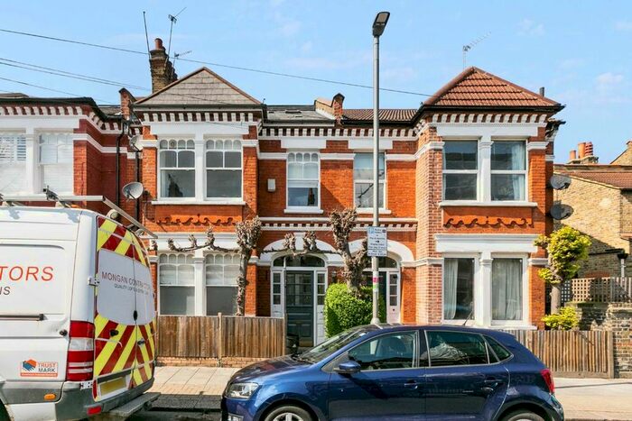 3 Bedroom Flat To Rent In Stapleton Road, London, SW17