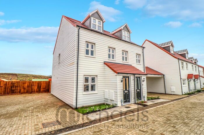 3 Bedroom Semi-Detached House To Rent In Shore Way, Clacton-On-Sea CO16