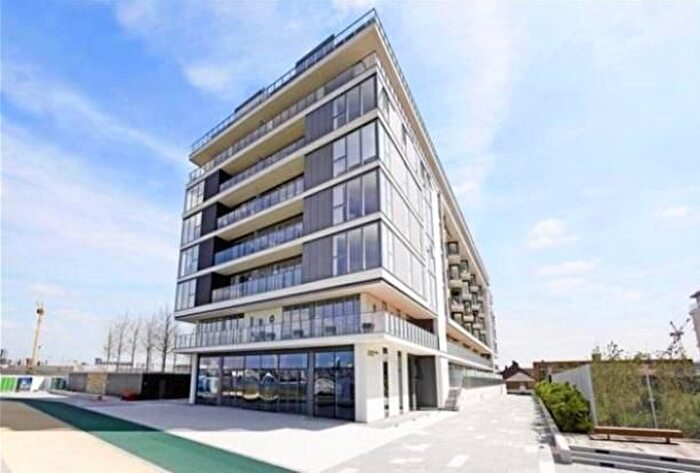 3 Bedroom Flat To Rent In River Gardens Walk, London, SE10