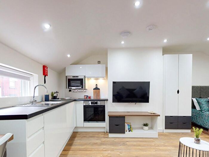 Apartment To Rent In Apt, Clarendon Road #, LS2