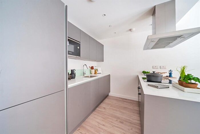 3 Bedroom Apartment To Rent In Anchors Point, Gallions Reach, E16