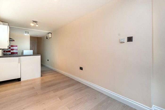 1 Bedroom Flat To Rent In Boston Gardens, London, W7