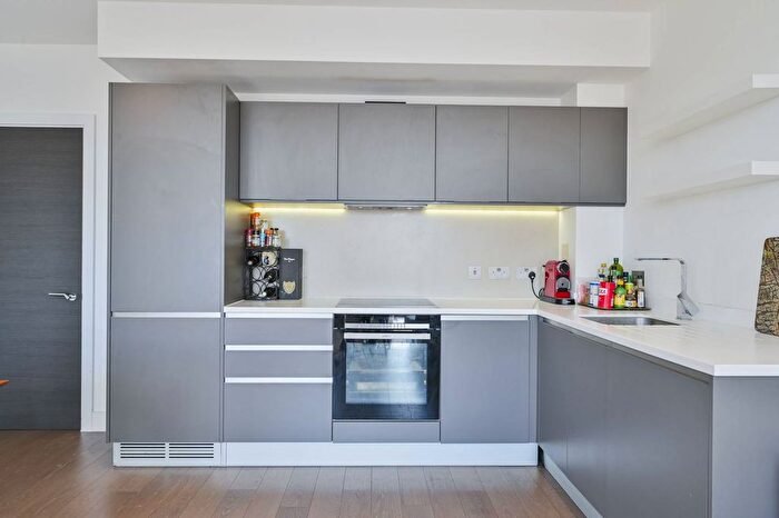 2 Bedroom Flat To Rent In Bruckner Street, Queen's Park, London, W10