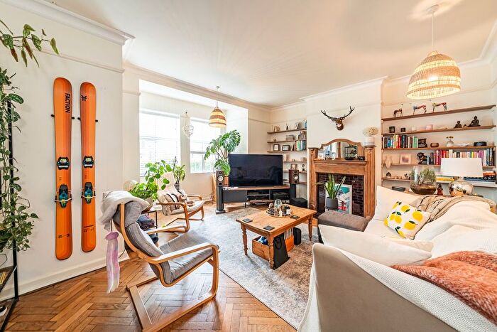 2 Bedroom Flat To Rent In Beeches Road, London, SW17