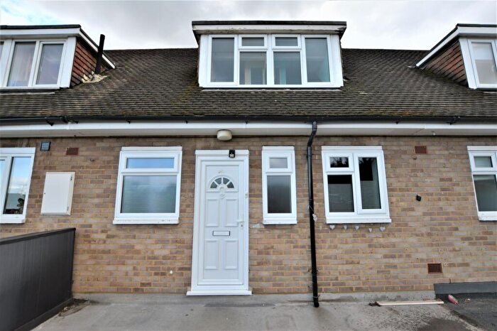 3 Bedroom Flat To Rent In How Wood, Park Street, AL2