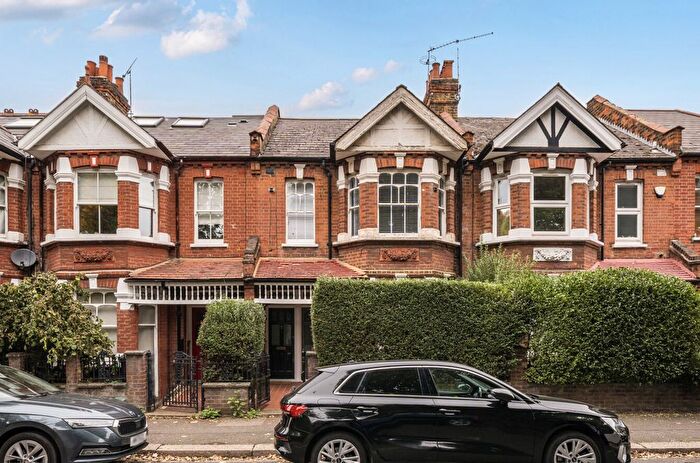 2 Bedroom Maisonette For Sale In Valetta Road, London, W3