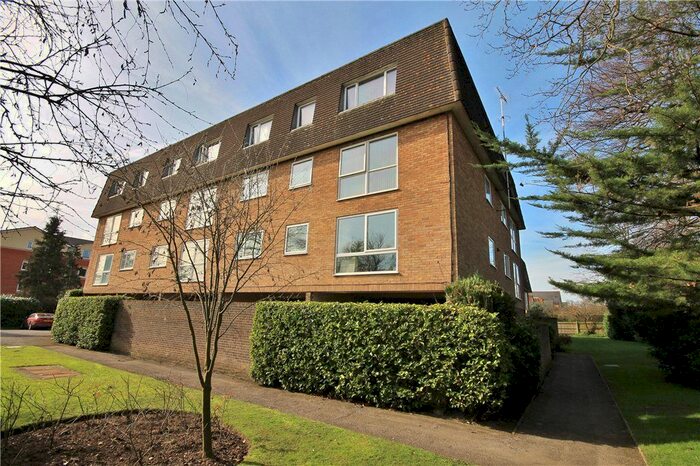 2 Bedroom Flat To Rent In Fairlawns, Addlestone Park, Addlestone, Surrey, KT15