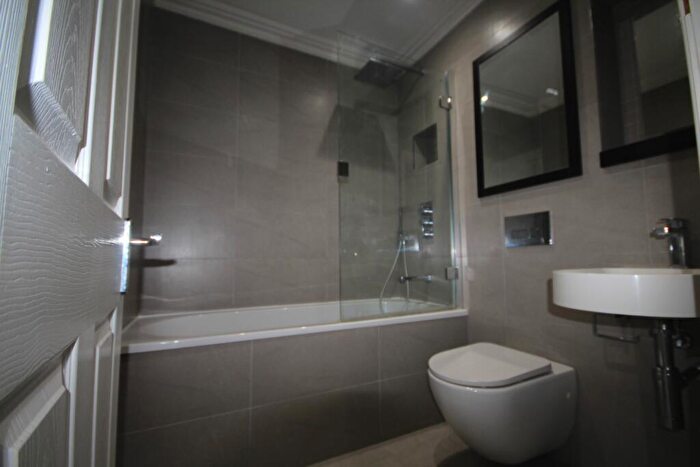 2 Bedroom Flat To Rent In Bowlalley Lane, Hull, Yorkshire, HU1