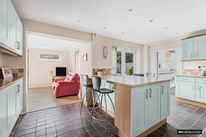 4 Bedroom Detached House For Sale In Cedar Road, Hatfield, AL10