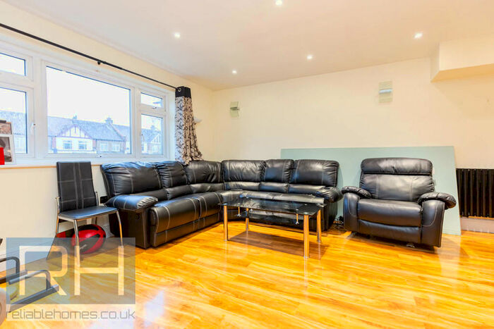 3 Bedroom Maisonette To Rent In Woodhouse Road, North Finchley, London, N12