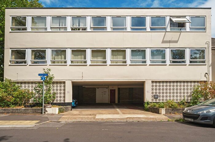 2 Bedroom Flat To Rent In Cleveland Road, Gosport, Hampshire, PO12
