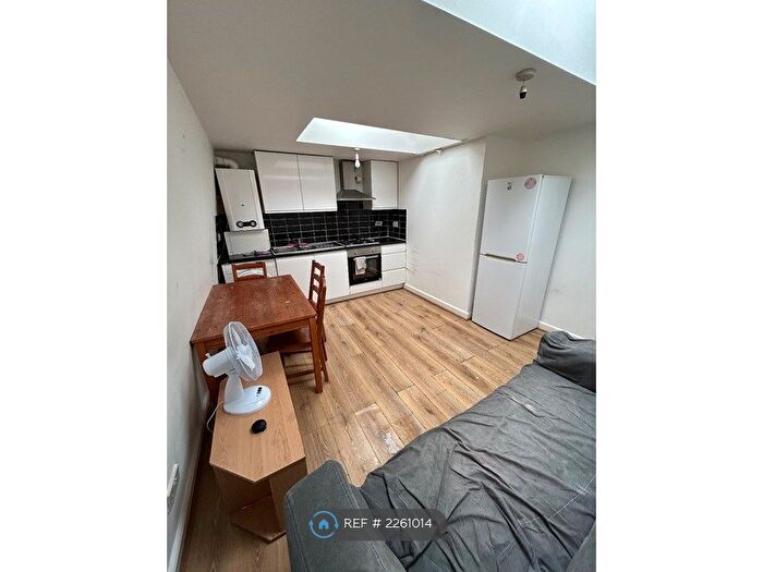 2 Bedroom Flat To Rent In Medwin Street, London, SW4