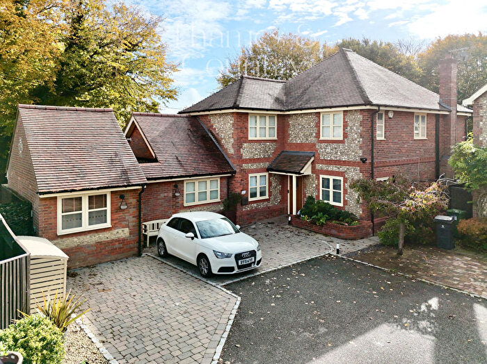 7 Bedroom Detached House For Sale In Hollybrook Way - Sqft Bed Plus Bed, Ensuite Annex, With Kitchen Lounge Diner, High Wycombe, HP13