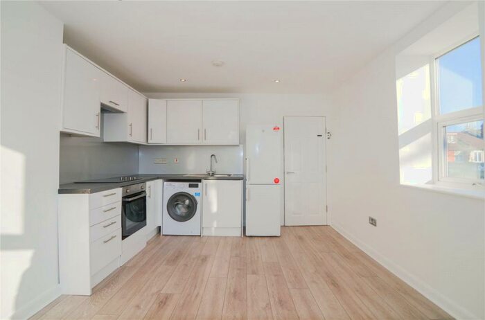 1 Bedroom Apartment To Rent In Upper Richmond Road West, London, SW14