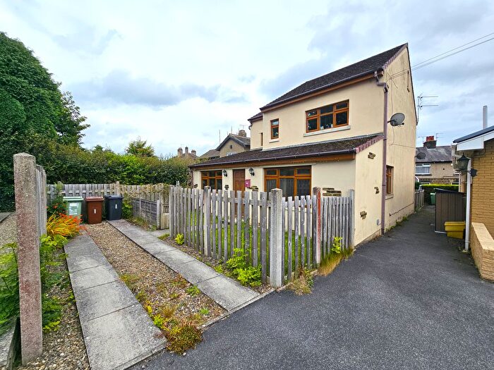 3 Bedroom Flat To Rent In Otley Road, Leeds, LS20