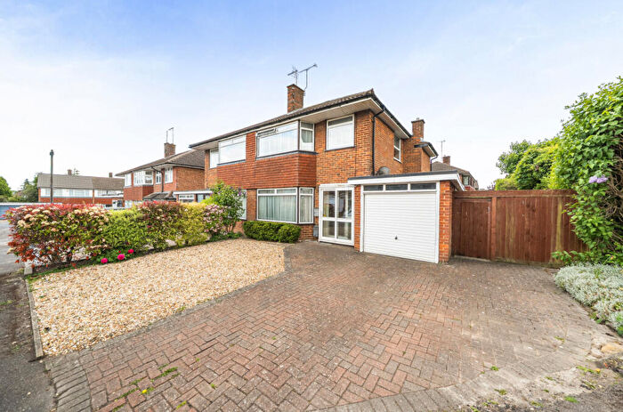 3 Bedroom Semi-Detached House For Sale In Windermere Close, Dunstable, Bedfordshire, LU6