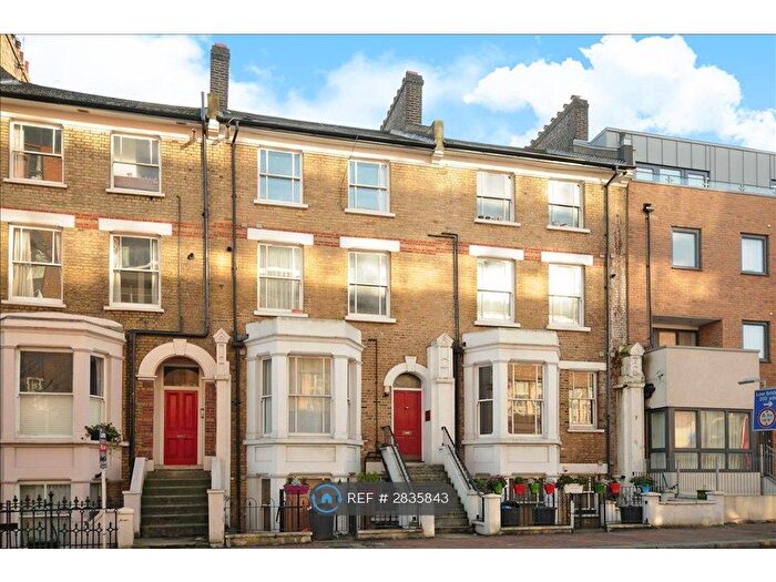 2 Bedroom Flat To Rent In St. John's Hill, London, SW11