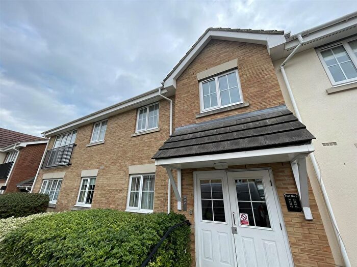 2 Bedroom Flat To Rent In Coleridge Way, Borehamwood, WD6