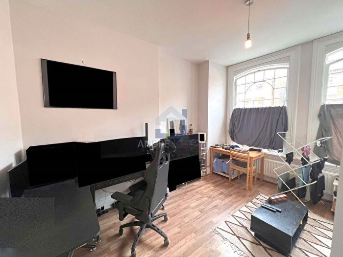 1 Bedroom Flat To Rent In Crockerton, Tooting Bec, London, SW17