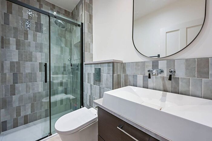 1 Bedroom Flat For Sale In Bow Road, Bow, London, E3