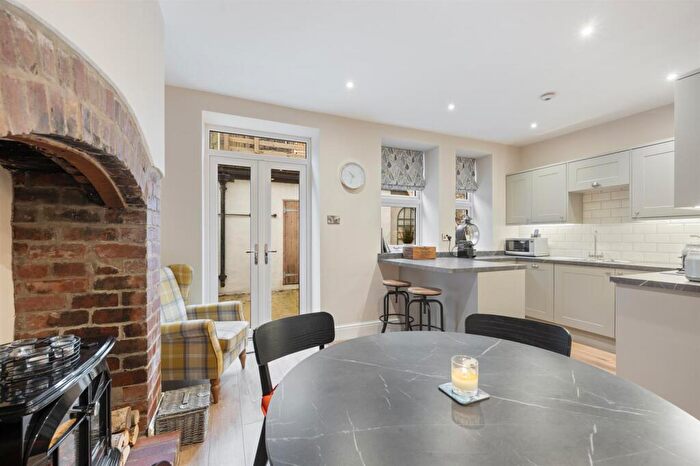 3 Bedroom End Of Terrace House For Sale In Manchester Road, Tideswell, Buxton, SK17